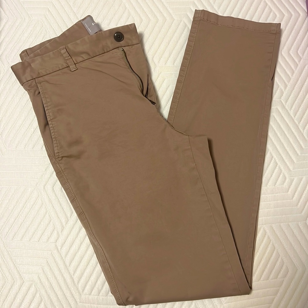 Everlane Straight leg khakis in 28 x 32. Excellent like new condition.